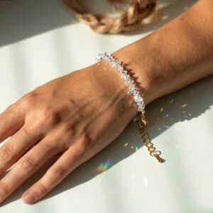 Žiarivý kryštálový náramok so zapínaním/ choker s dúhovým odleskom